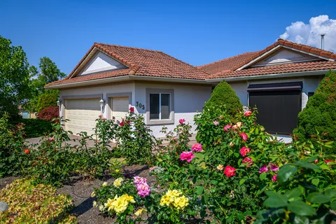 305 Country Estate Place, Vernon