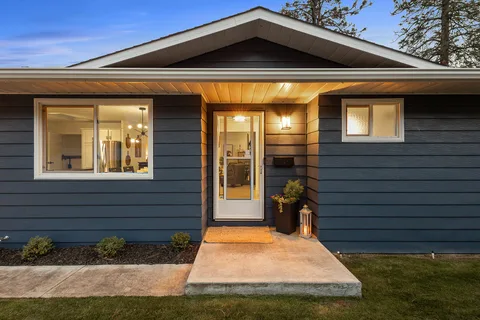 4239 4th Avenue, Peachland