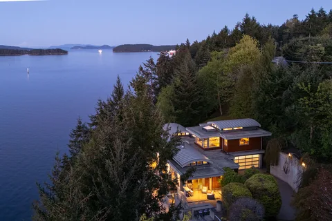 1580 Lands End Road, North Saanich