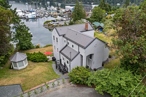 5025 Genoa Bay Road, Duncan