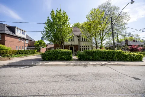 18 College View Ave #Main Flr, Toronto