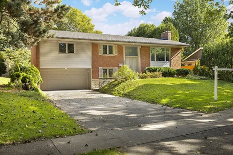 239 Walden Dr, Burlington