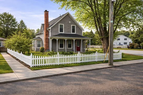 35 Lake St, Prince Edward County