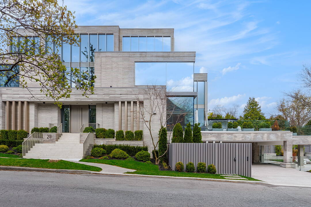 211 Dunvegan Rd, Toronto, Ontario