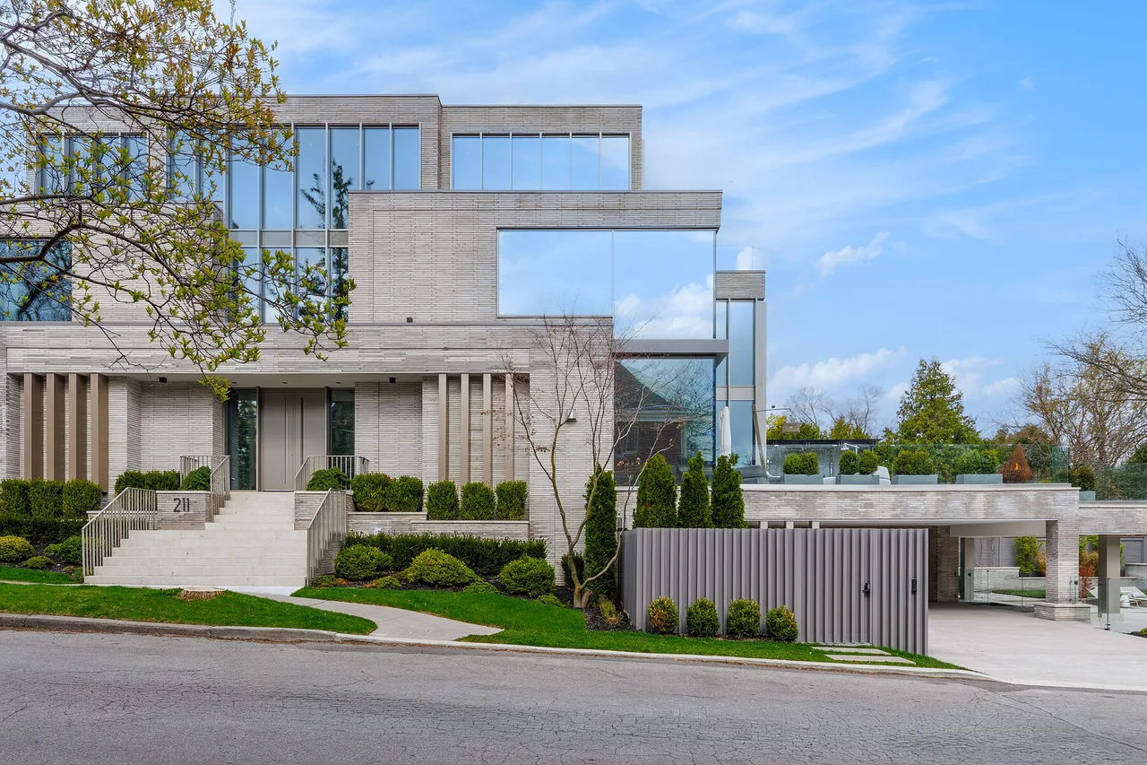 211 Dunvegan Rd, Toronto, Ontario