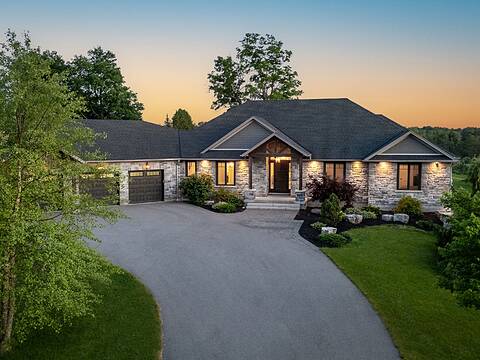 10740 First Line Nassagaweya, Milton