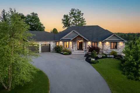 10740 First Line Nassagaweya, Milton