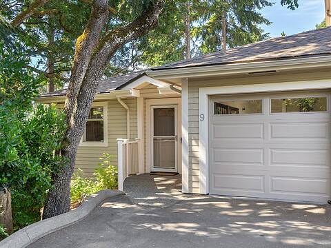 9-850 Parklands Drive, Esquimalt