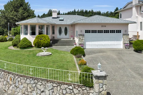 1004 Adeline Place, Saanich