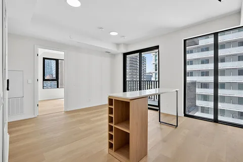1110 - 109 Erskine Ave, Toronto