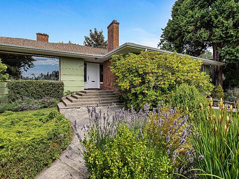 1554 Montgomery Avenue, Victoria