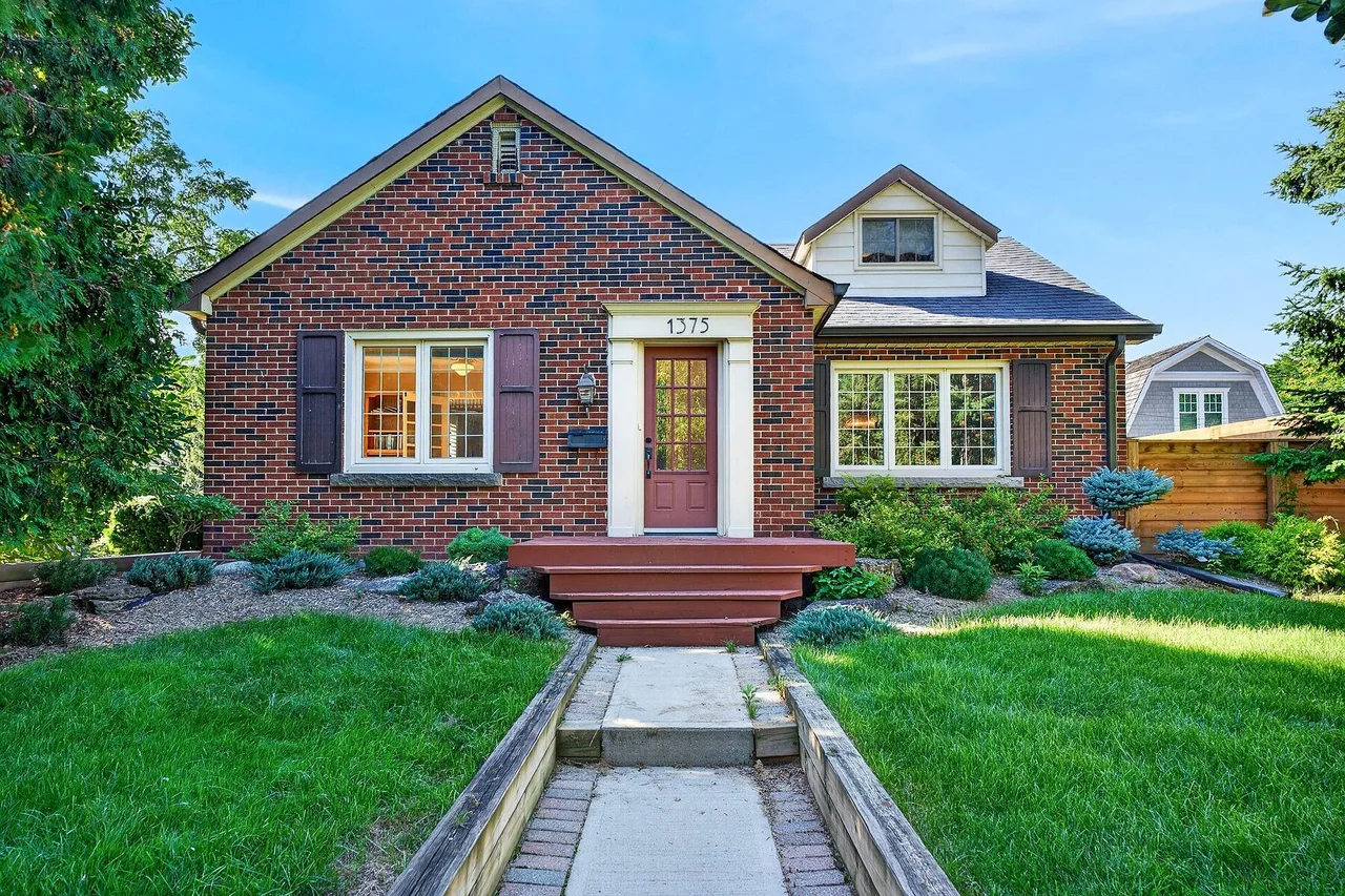 1375 Caroline St, Burlington, Ontario