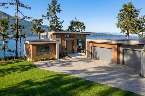 770 Lands End Road, North Saanich
