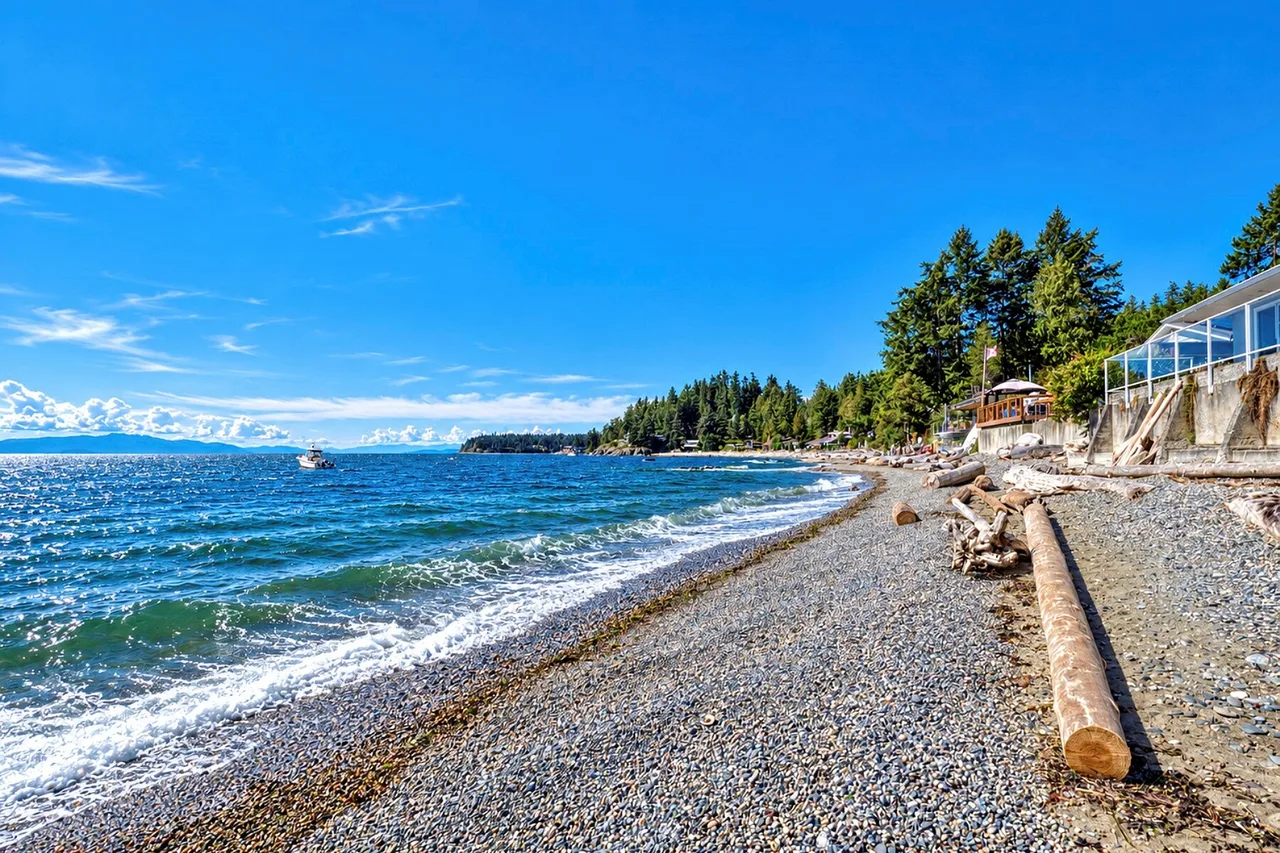 6833 Sunshine Coast Highway, Sechelt, British Columbia