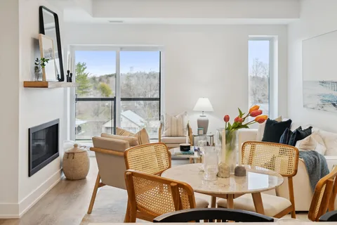 19B West St N #404, Kawartha Lakes