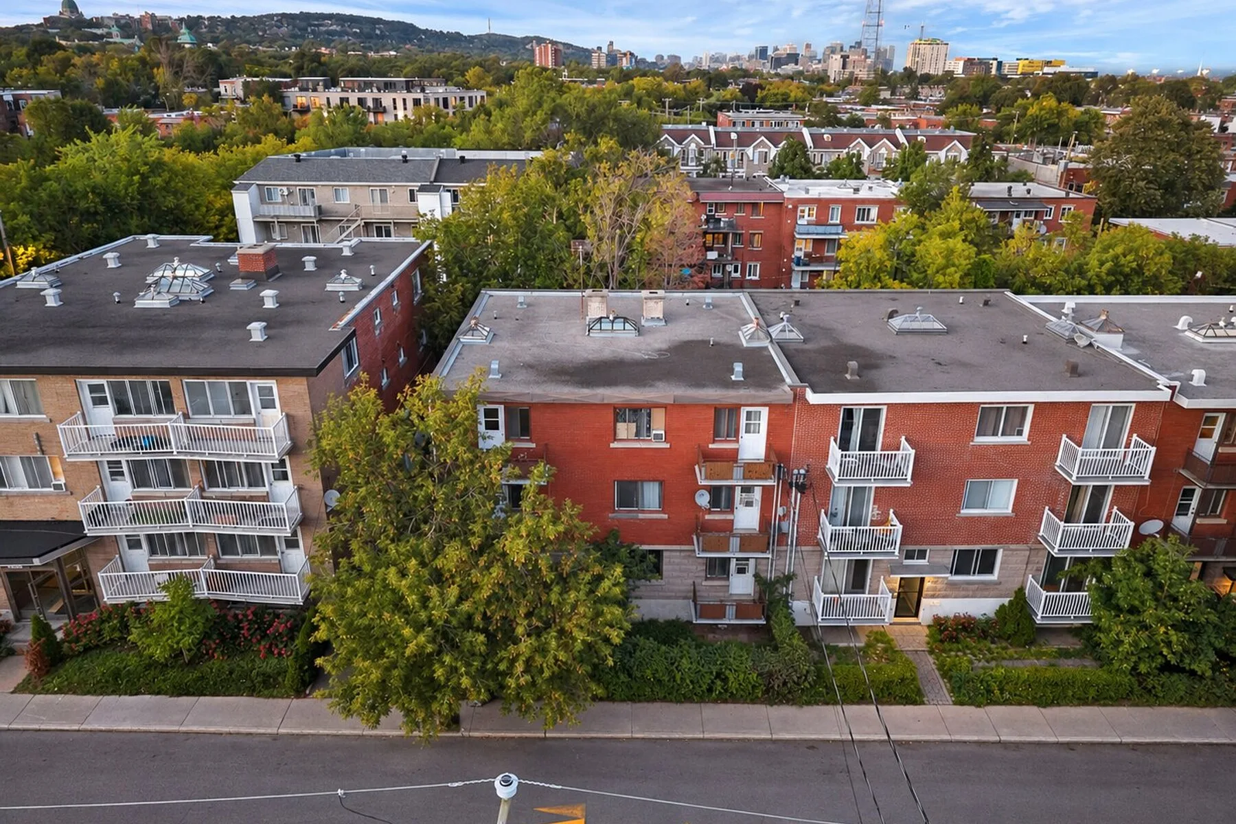 2125 Av. Beaconsfield — photo 1
