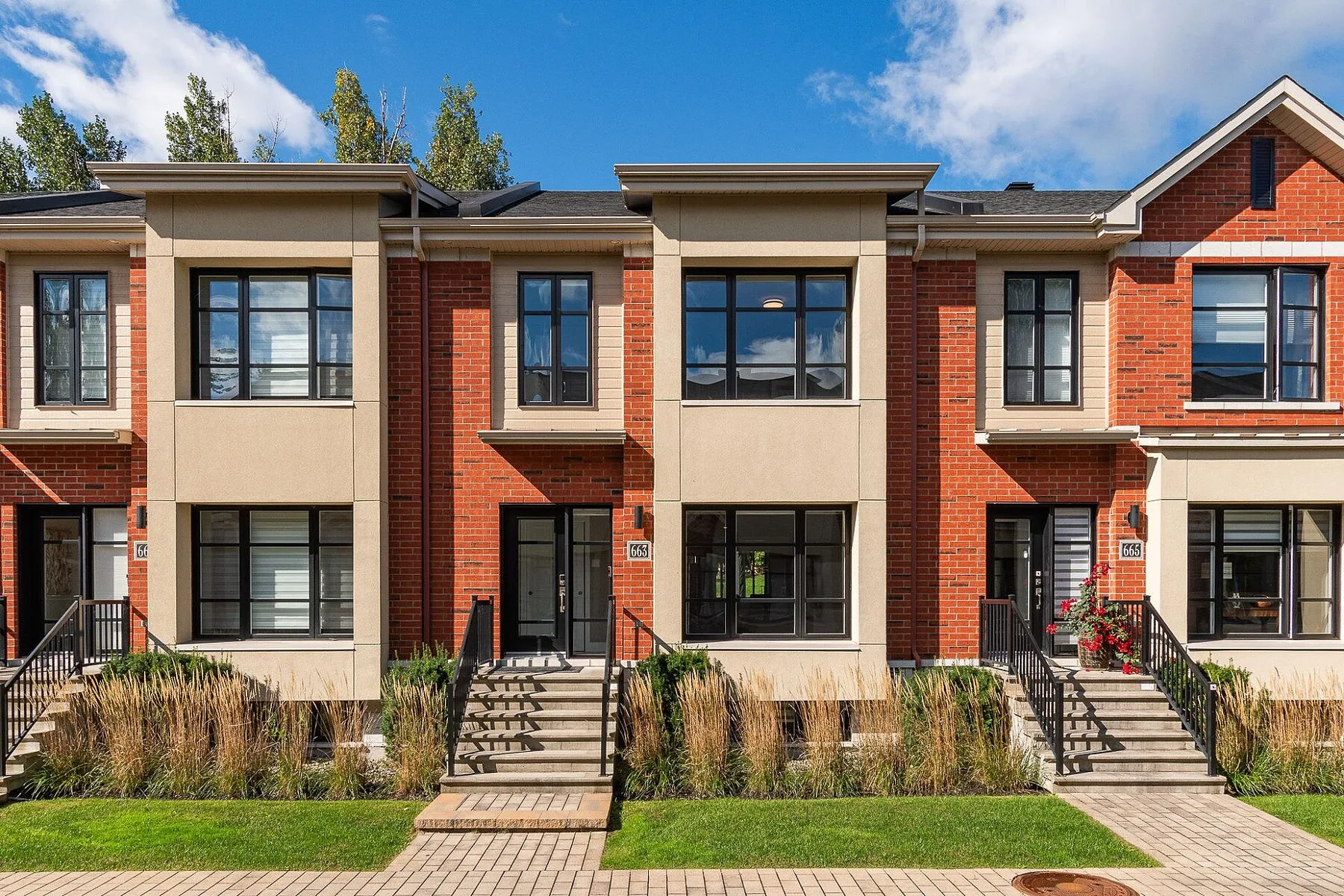 663 Av. Donegani — photo 1