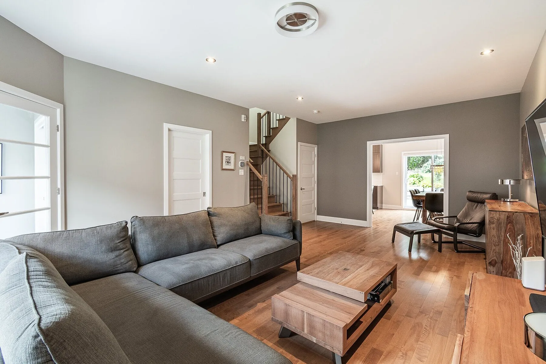 663 Av. Donegani — photo 3