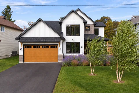 20 Harvey St, Prince Edward County