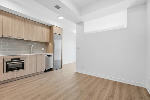 88 Bathurst St #612, Toronto