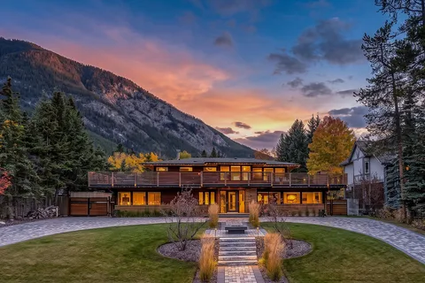115 Spray Avenue, Banff