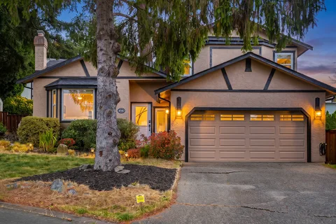 4207 Leaf Hill Green, Saanich
